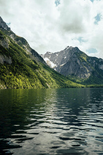 山间静谧湖水风景如画