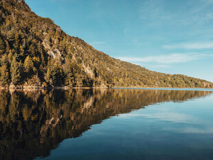 宁静湖畔的山水倒影美景