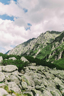 山间乱石与远处青山