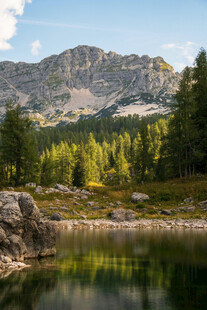 山间湖畔美景