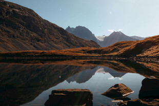 山间静谧湖景