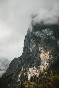 云雾缭绕的巍峨山峰