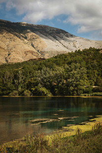 山间翠湖美景
