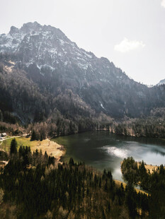 山间湖泊美景