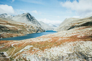 高山湖泊壮丽自然景观