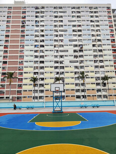 高楼下的运动场地