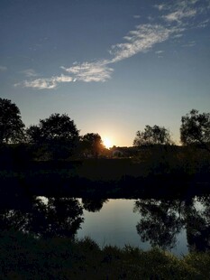 夕阳下宁静的湖畔风光