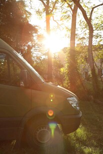 阳光下的露营车