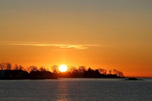 夕阳下的湖畔美景