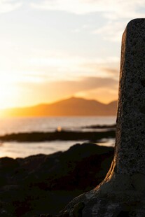 海边日落时的石柱景观