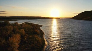 夕阳下的宁静湖岸风光