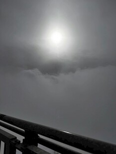 阴云中透出的明亮日光