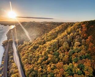 秋日山谷公路壮丽风光