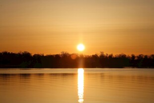 湖畔日落美景