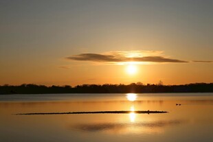 湖畔日落美景