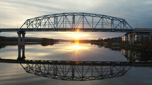 夕阳下的桥梁与水面倒影