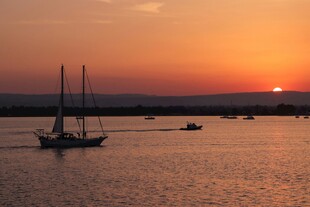 夕阳下的海面帆船美景