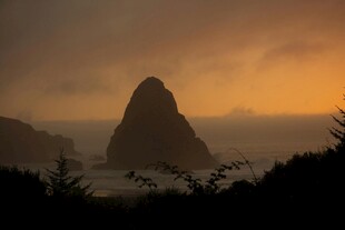 黄昏下的孤峰美景