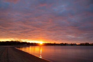 湖畔绝美日落景观