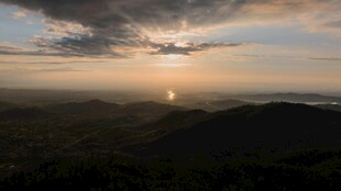日落时分的山峦美景
