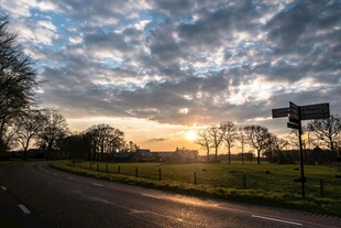 黄昏时分的公路与天空景色