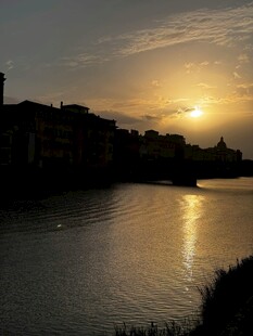 夕阳下的河畔美景