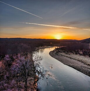 夕阳下蜿蜒河流美丽风光