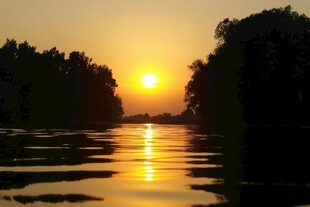 夕阳下的宁静河面
