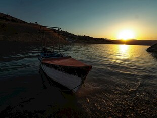 夕阳下岸边停泊的小船