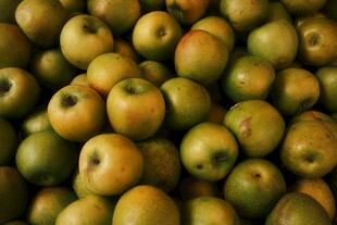 一堆新鲜的黄绿色苹果