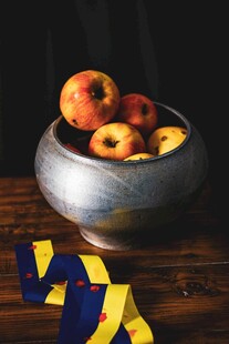 银碗中的苹果与彩色物件