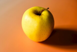 黄色苹果静物特写