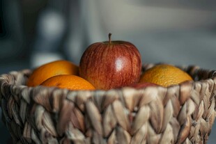 果篮中的苹果与橘子