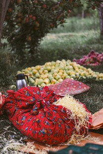 多彩蔬果与艳丽织物摆放