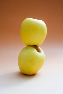 两个黄苹果叠放