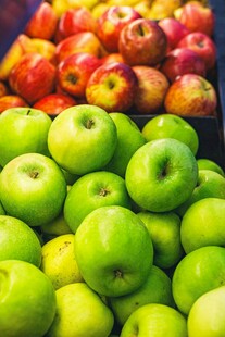 新鲜青苹果与红苹果堆叠