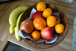 果篮中的多样新鲜水果