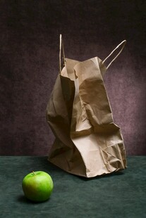牛皮纸袋与青苹果静物图