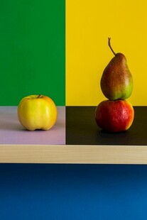 多彩背景下的水果组合