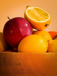 木碗中的多彩新鲜水果