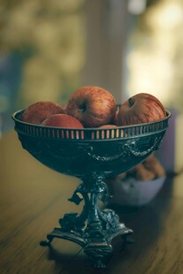 复古果盘盛放红苹果