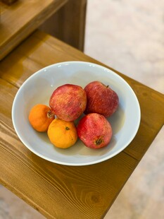 木桌上碗里的多彩水果