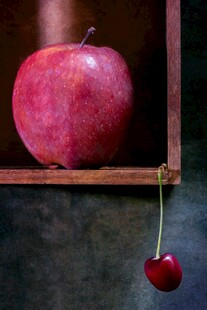 红苹果与樱桃的静物组合