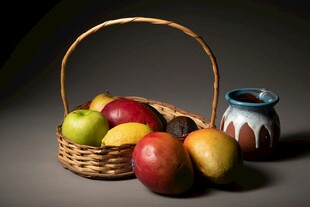 果篮与瓷罐中的多彩水果