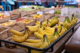 超市货架上的新鲜黄香蕉