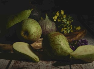 梨与绿植的温馨组合