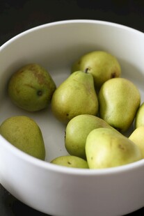 白碗中摆放的青嫩梨子