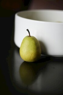 桌上黄梨与白碗