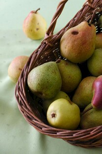 柳条篮中的新鲜梨子