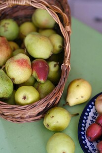 篮子里的新鲜多彩梨子
